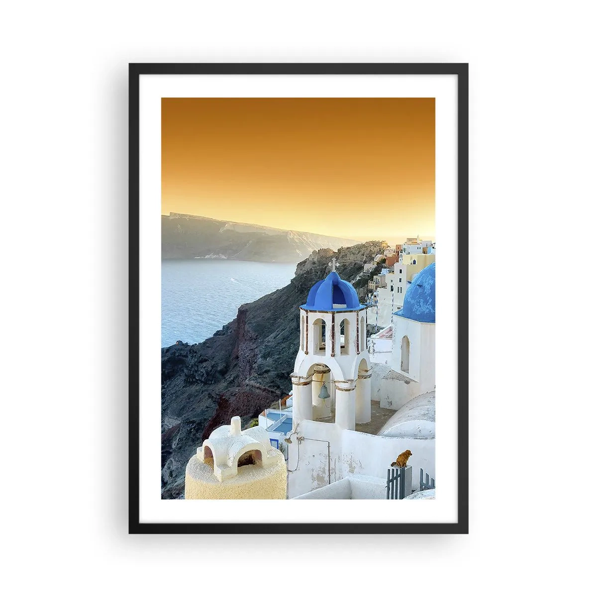 Plakat i sort ramme - Santorini med sine hvide huse og blå kupler - 50x70cm - Santorini - omfavnet af klipperne - Moderne vægdekoration til stue og soveværelse ARTTOR