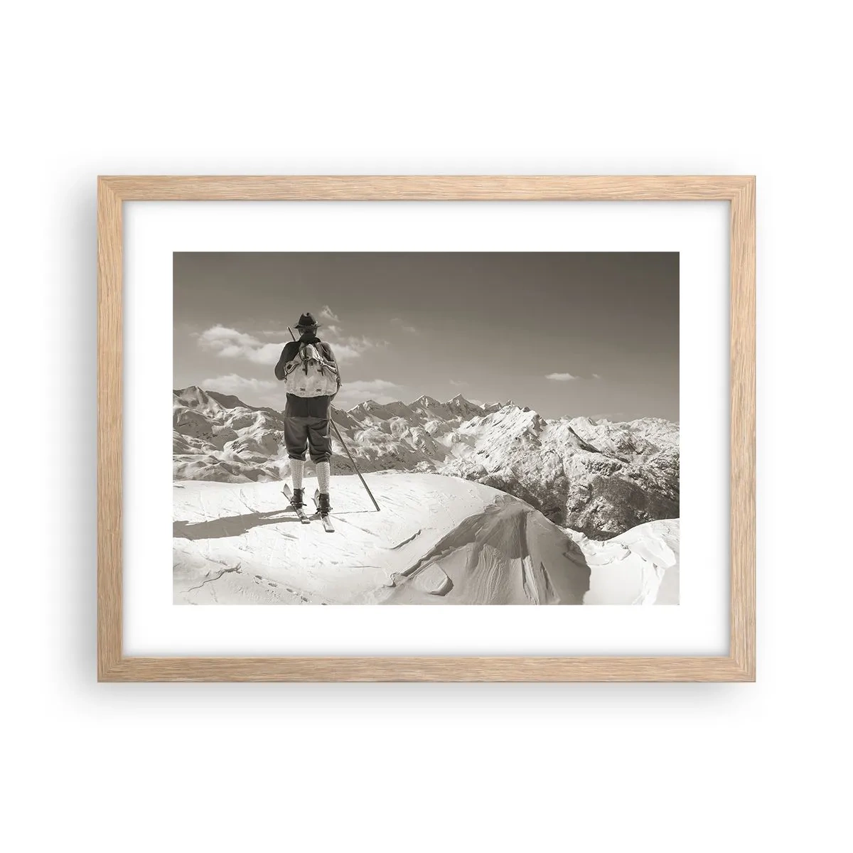 Plakat i ramme af lyst egetræ - Og bjergene er de samme - 40x30 cm