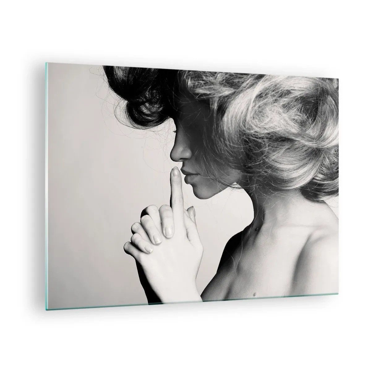 Billede på glas - En kvinde på et sort-hvidt fotografi gestikulerer for stilhed - 70x50cm - Lyt til sig selv - Moderne vægdekoration til stue og soveværelse ARTTOR