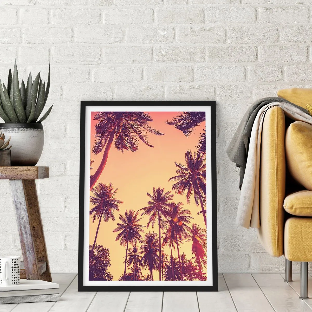 Plakat i sort ramme - Palmer i solnedgangens varme farver - 50x70cm - Tropisk variation - Moderne vægdekoration til stue og soveværelse ARTTOR