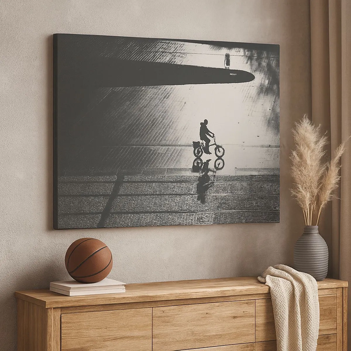 Lærredstryk - Billede på lærred - Sort-hvid silhuet af en cyklist på en våd gade - 70x50cm - Fremad, gennem byen - Moderne vægdekoration til stue og soveværelse ARTTOR