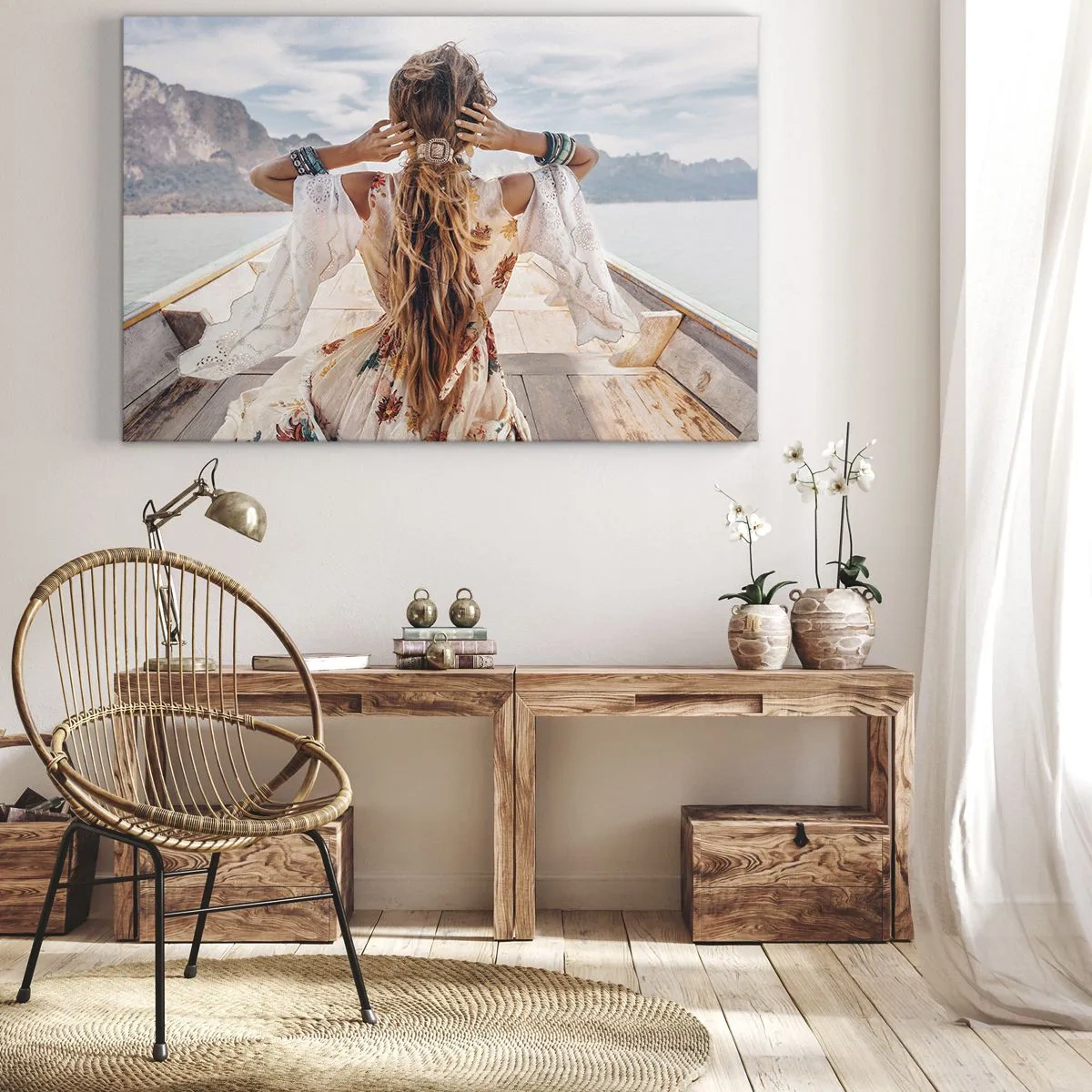 Lærredstryk - Billede på lærred - Kvinde på en båd med udsigt over bjerge og vand, boho-stil - 70x50cm - På vej mod lykken - Moderne vægdekoration til stue og soveværelse ARTTOR