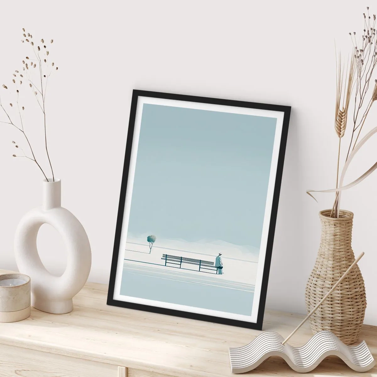 Plakat i sort ramme - En person sidder på en bænk i et minimalistisk, fredeligt landskab. - 50x70cm - Ja, jeg venter. - Moderne vægdekoration til stue og soveværelse ARTTOR
