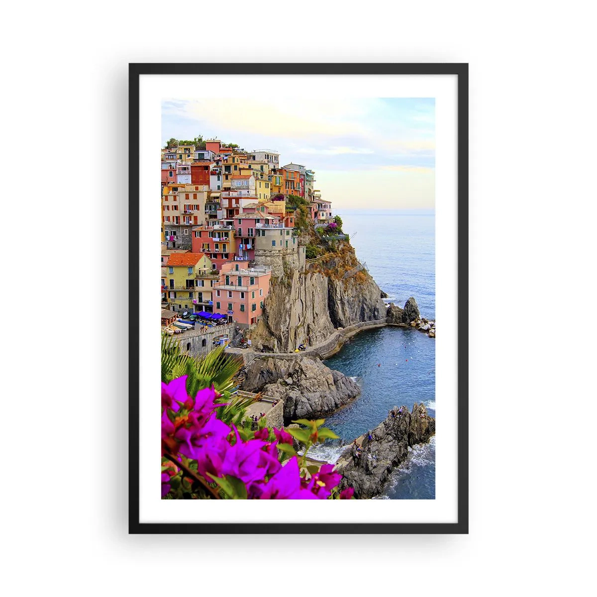 Plakat i sort ramme - Udsigt over farverige bygninger på en klippe over havet - 50x70cm - En grinende by - Moderne vægdekoration til stue og soveværelse ARTTOR