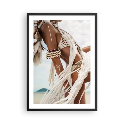 Plakat i sort ramme - Kvinde i etnisk stil på stranden - 50x70cm - Præstinde af solen - Moderne vægdekoration til stue og soveværelse ARTTOR