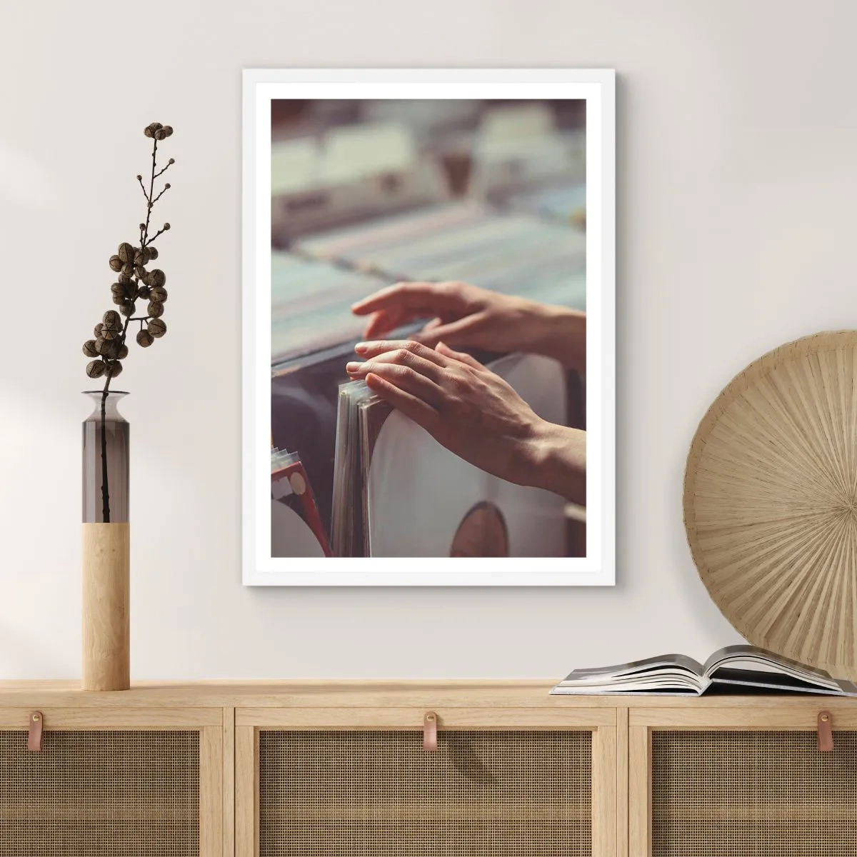 Plakat i hvid ramme - På jagt efter følelser - 70x100 cm