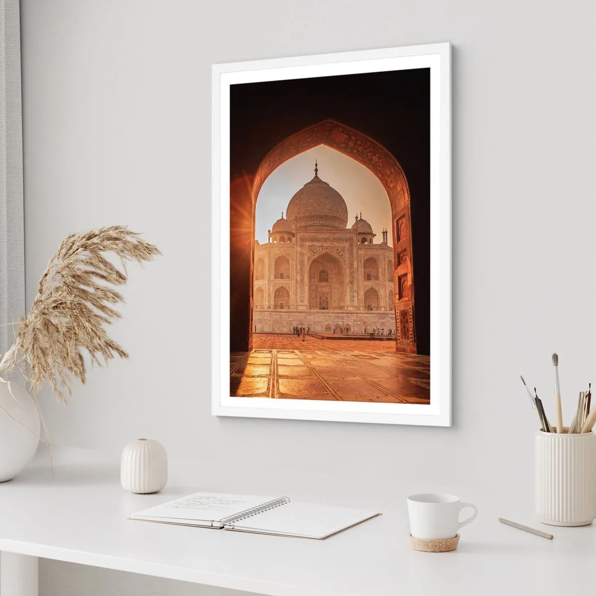 Plakat i hvid ramme - Et monument over overjordisk kærlighed - 61x91 cm