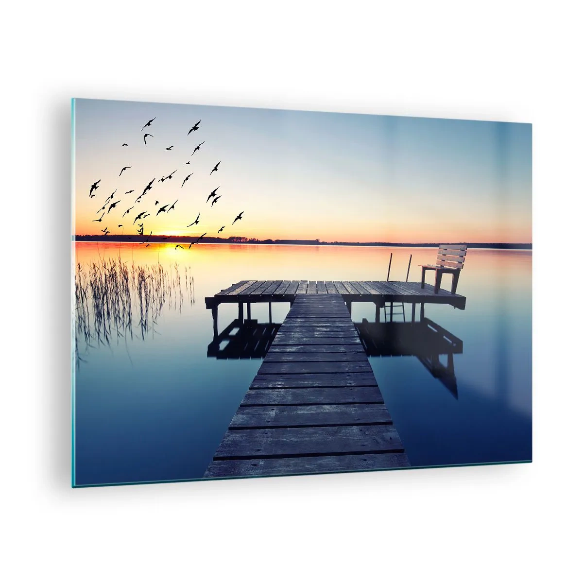 Billede på glas - En mole ved søen med udsigt til solnedgangen og fugle i flugt - 70x50cm - Det var en god dag - Moderne vægdekoration til stue og soveværelse ARTTOR