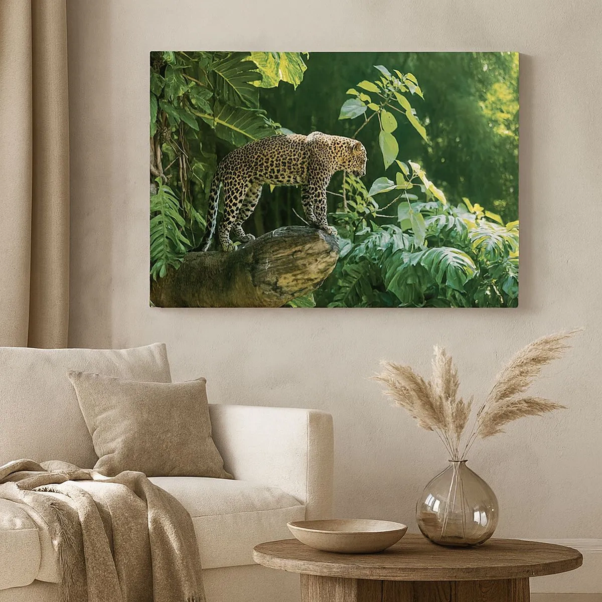 Lærredstryk - Billede på lærred - En leopard stående på en klippe omgivet af tropisk vegetation - 70x50cm - Til jagt? - Moderne vægdekoration til stue og soveværelse ARTTOR