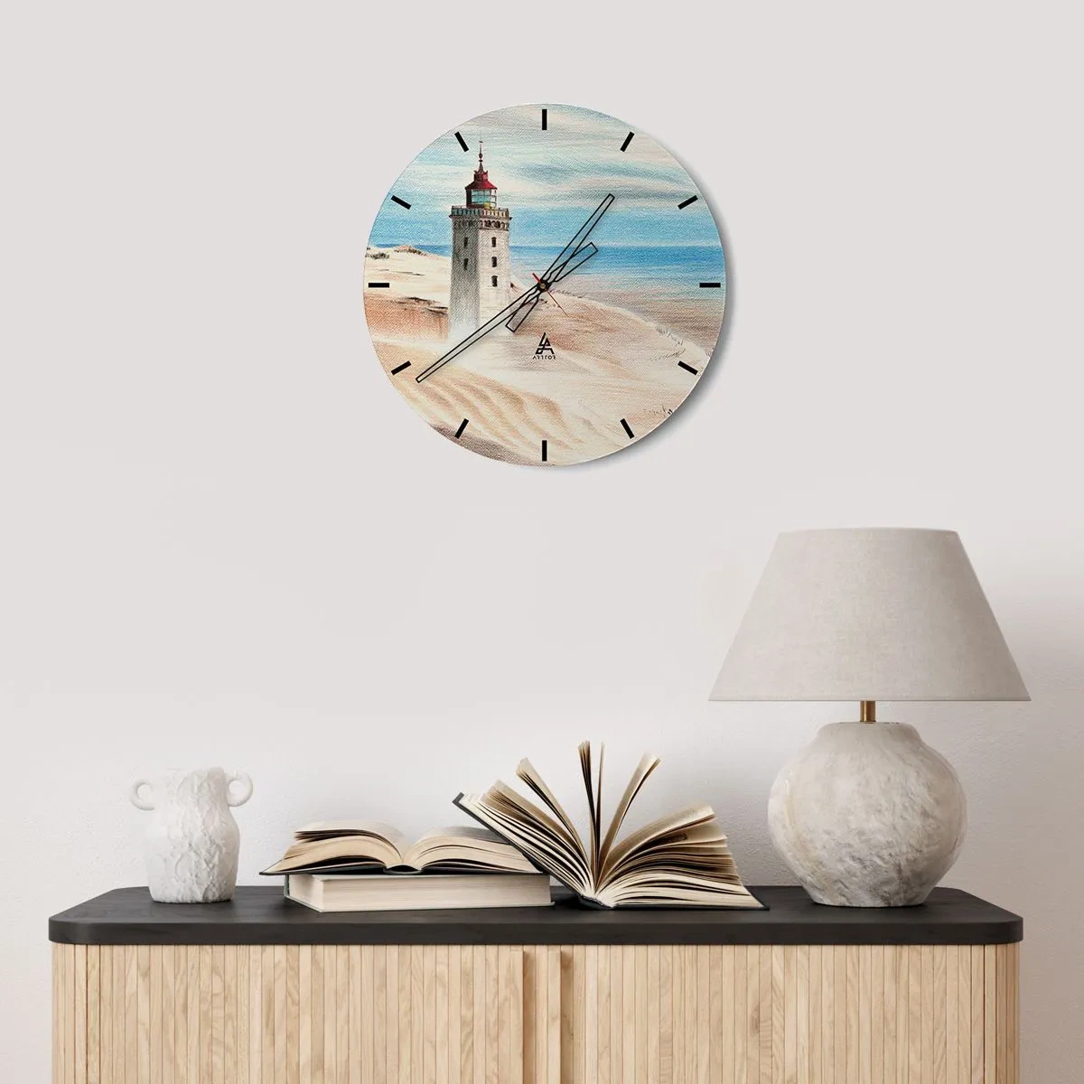 Vægur, Uret - Et fyrtårn på klitterne ved havet - 30x30cm - Altid med blikket rettet mod havet - Moderne vægdekoration til stue, køkken og soveværelse ARTTOR