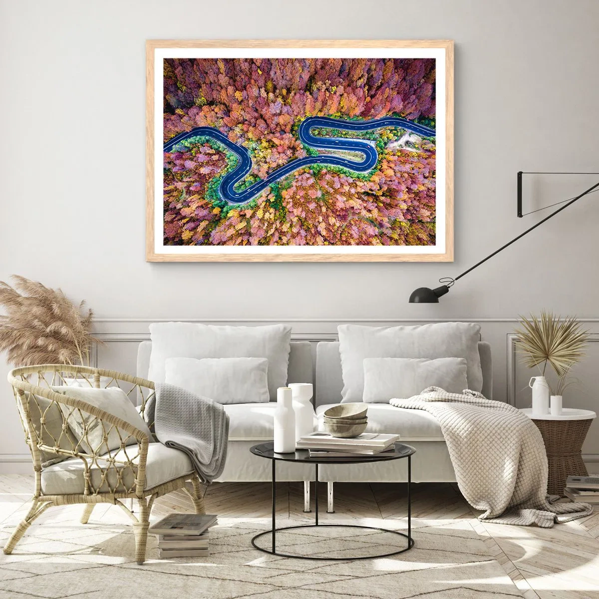 Plakat i ramme af lyst egetræ - En snoet vej gennem skoven - 40x30 cm