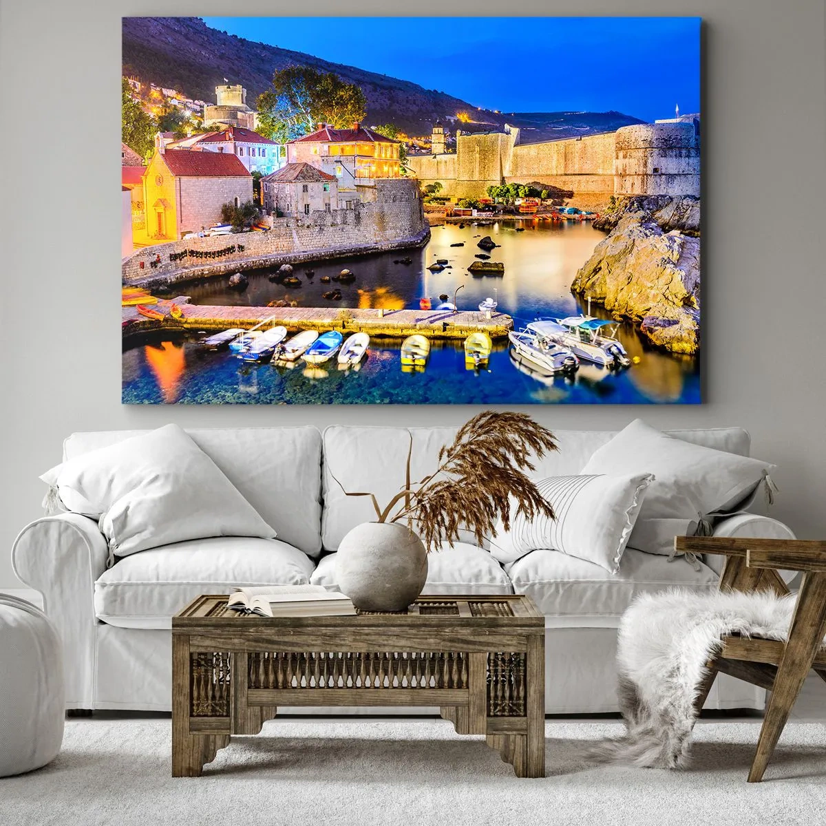 Lærredstryk - Billede på lærred - En malerisk havn om natten med oplyste bygninger - 70x50cm - En lysende nat på Adriaterhavet - Moderne vægdekoration til stue og soveværelse ARTTOR