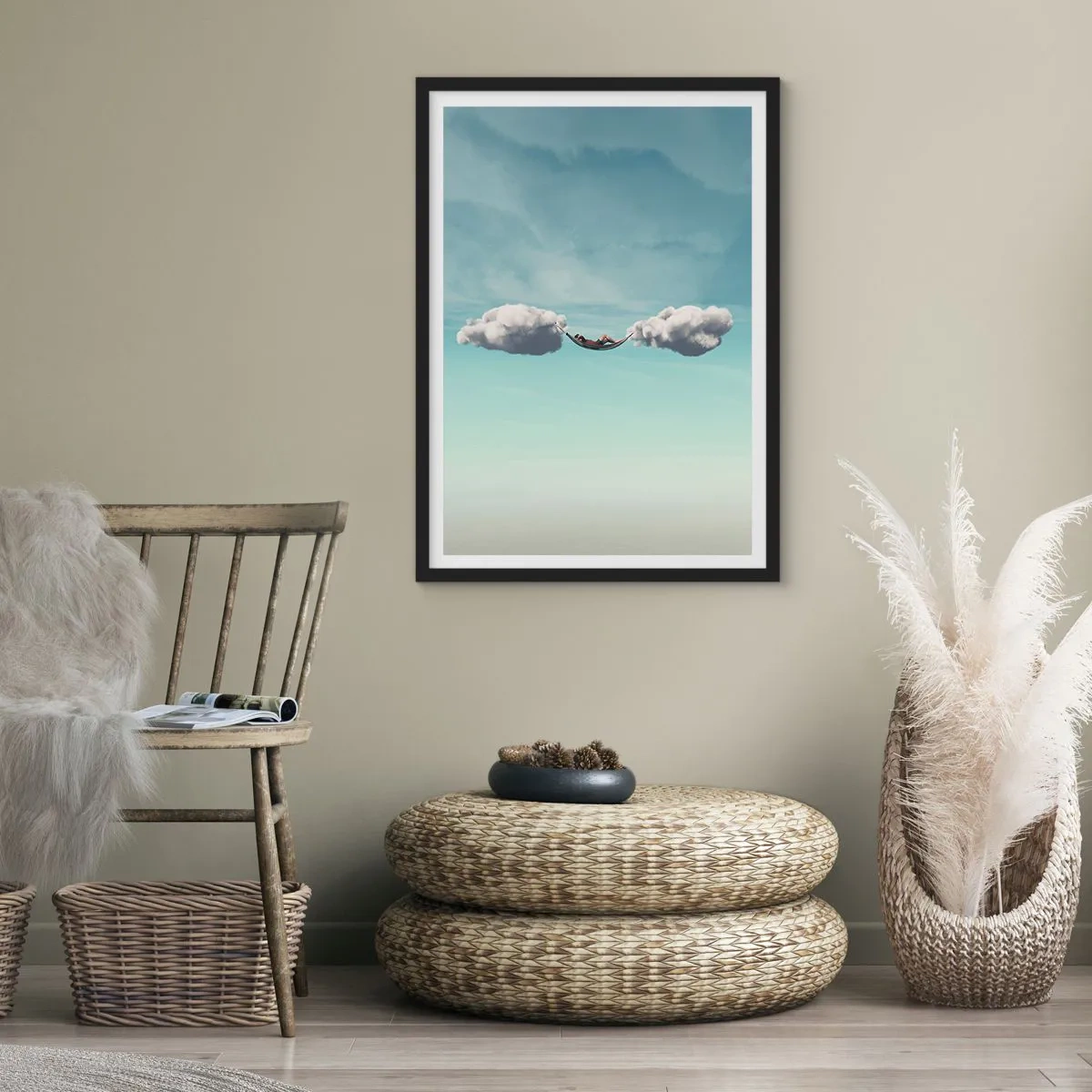 Plakat i sort ramme - En hængekøje ophængt mellem to skyer mod himlen - 50x70cm - Lykken i øjeblikket - Moderne vægdekoration til stue og soveværelse ARTTOR