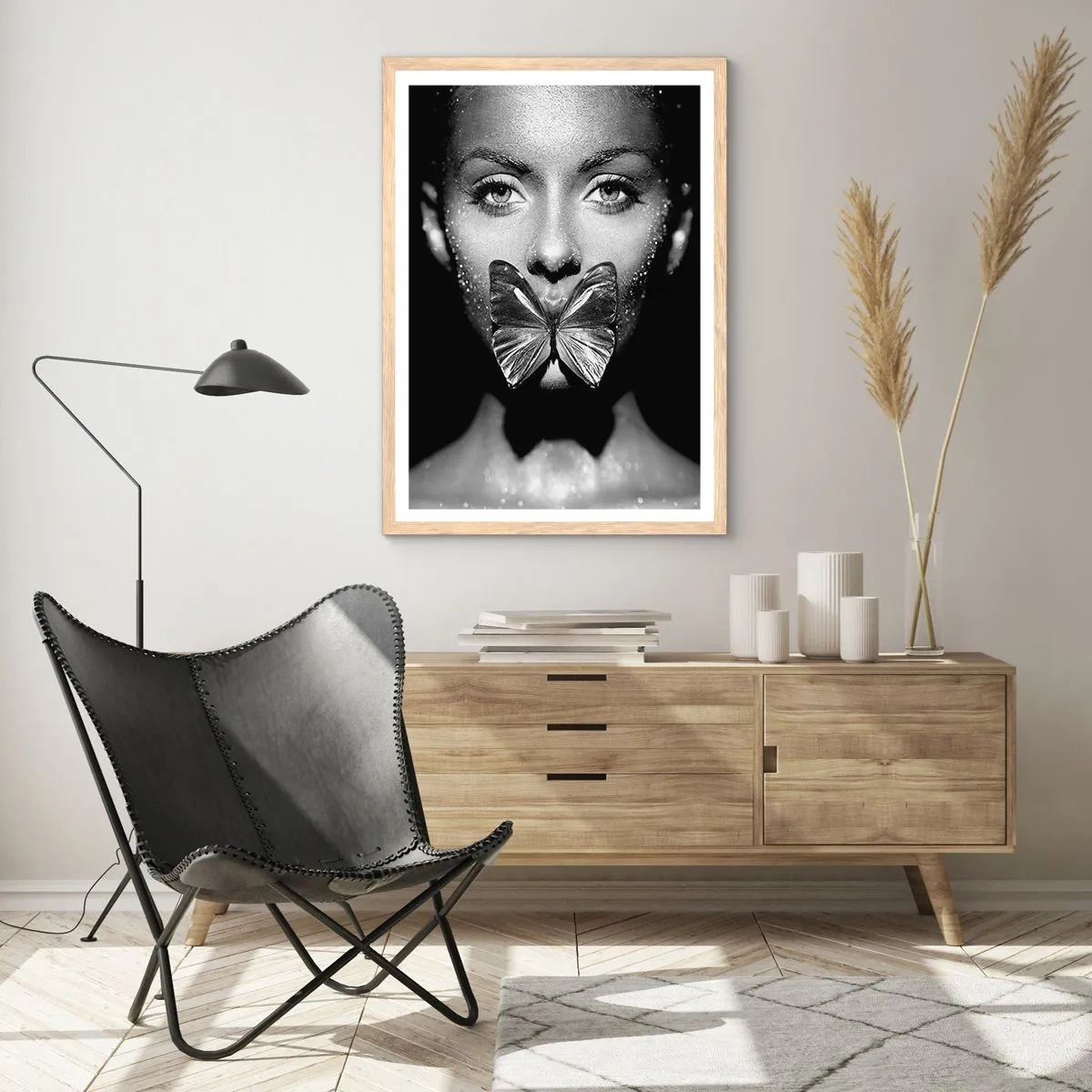 Plakat i ramme af lyst egetræ - Sommerfuglekys - 50x70 cm