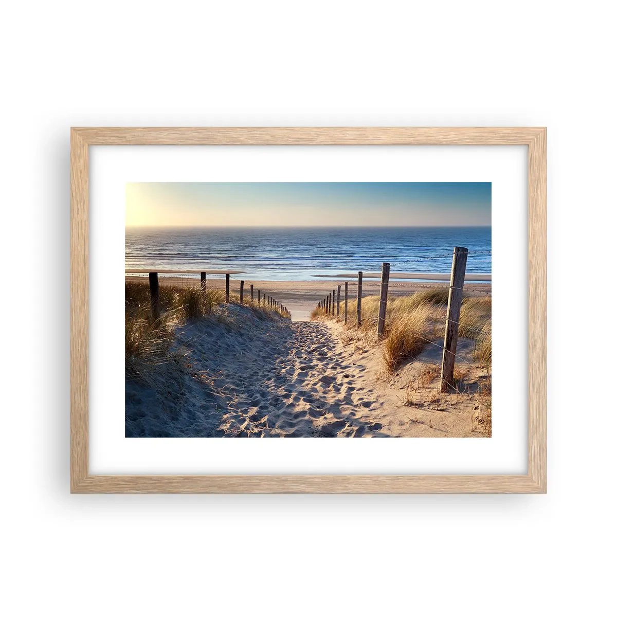 Plakat i ramme af lyst egetræ - Havet brummer, fuglene synger, en vild strand midt i græsset.... - 40x30 cm