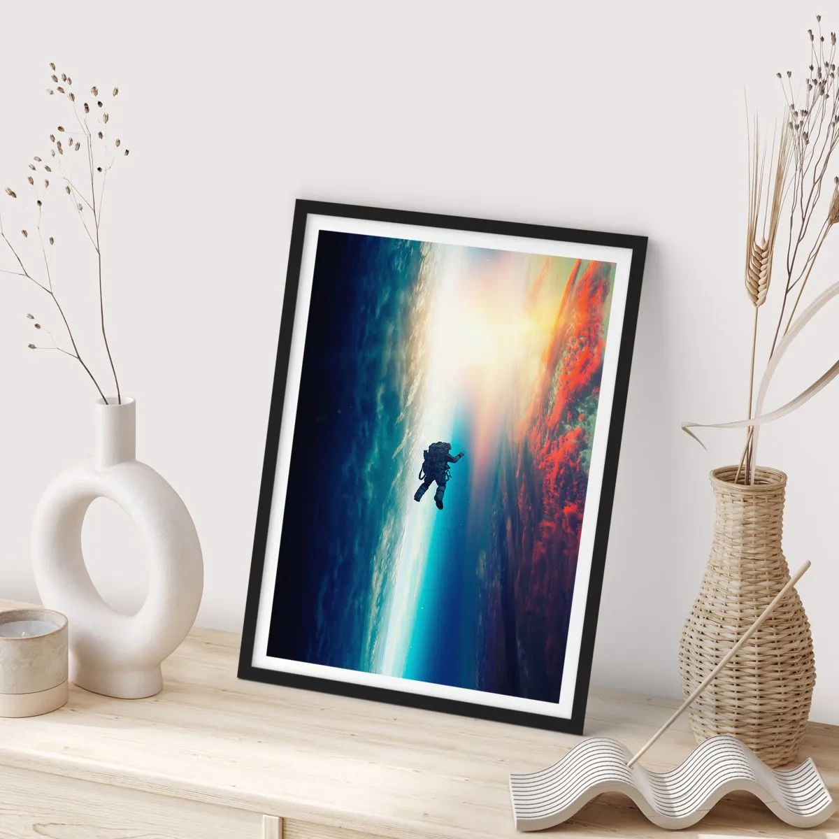 Plakat i sort ramme - Astronaut i rummet med Jorden og solen i baggrunden - 50x70cm - Over for universet - Moderne vægdekoration til stue og soveværelse ARTTOR