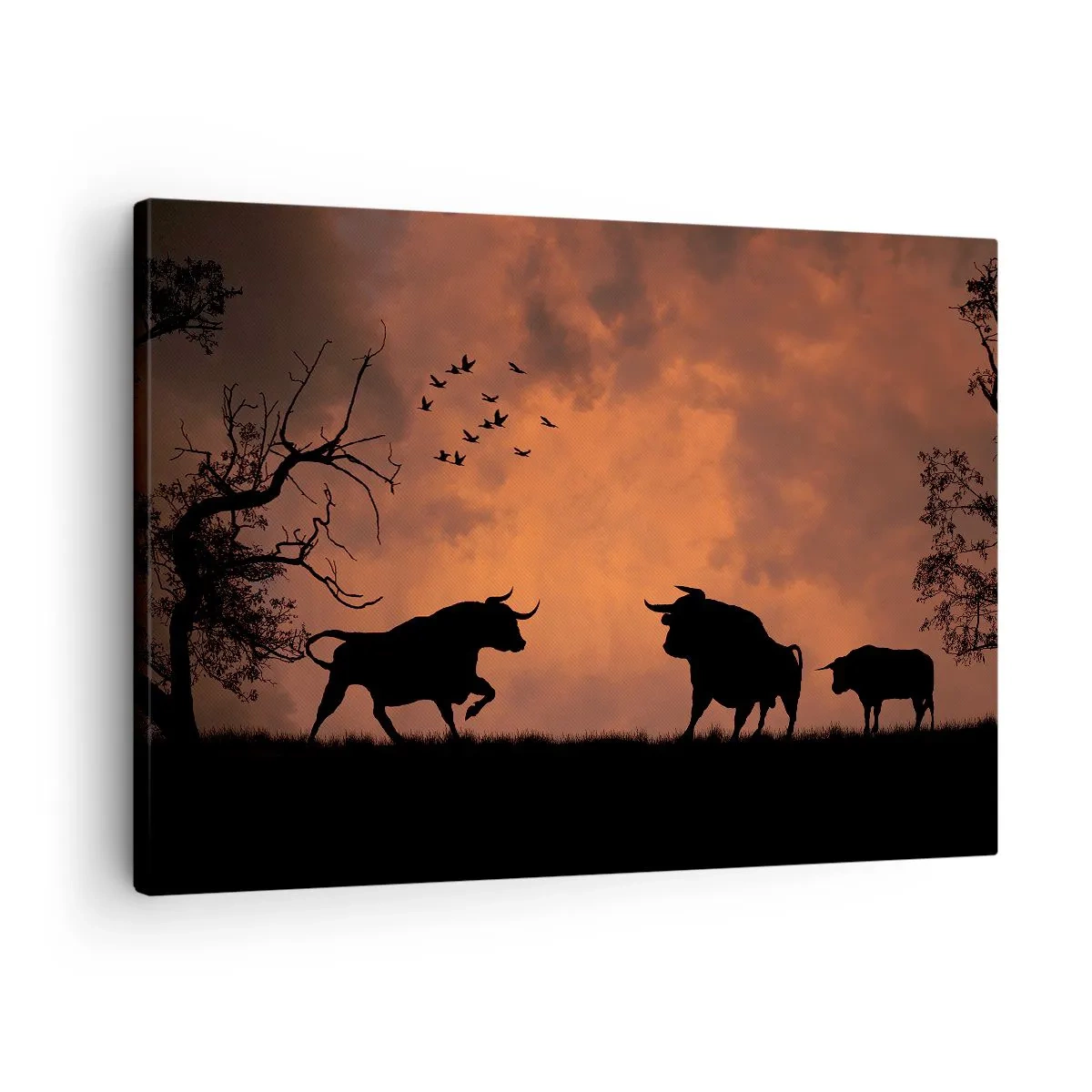 Lærredstryk - Billede på lærred - Silhuetter af tyre mod en orange himmel ved solnedgang - 70x50cm - Naturens dramatiske skuespil - Moderne vægdekoration til stue og soveværelse ARTTOR