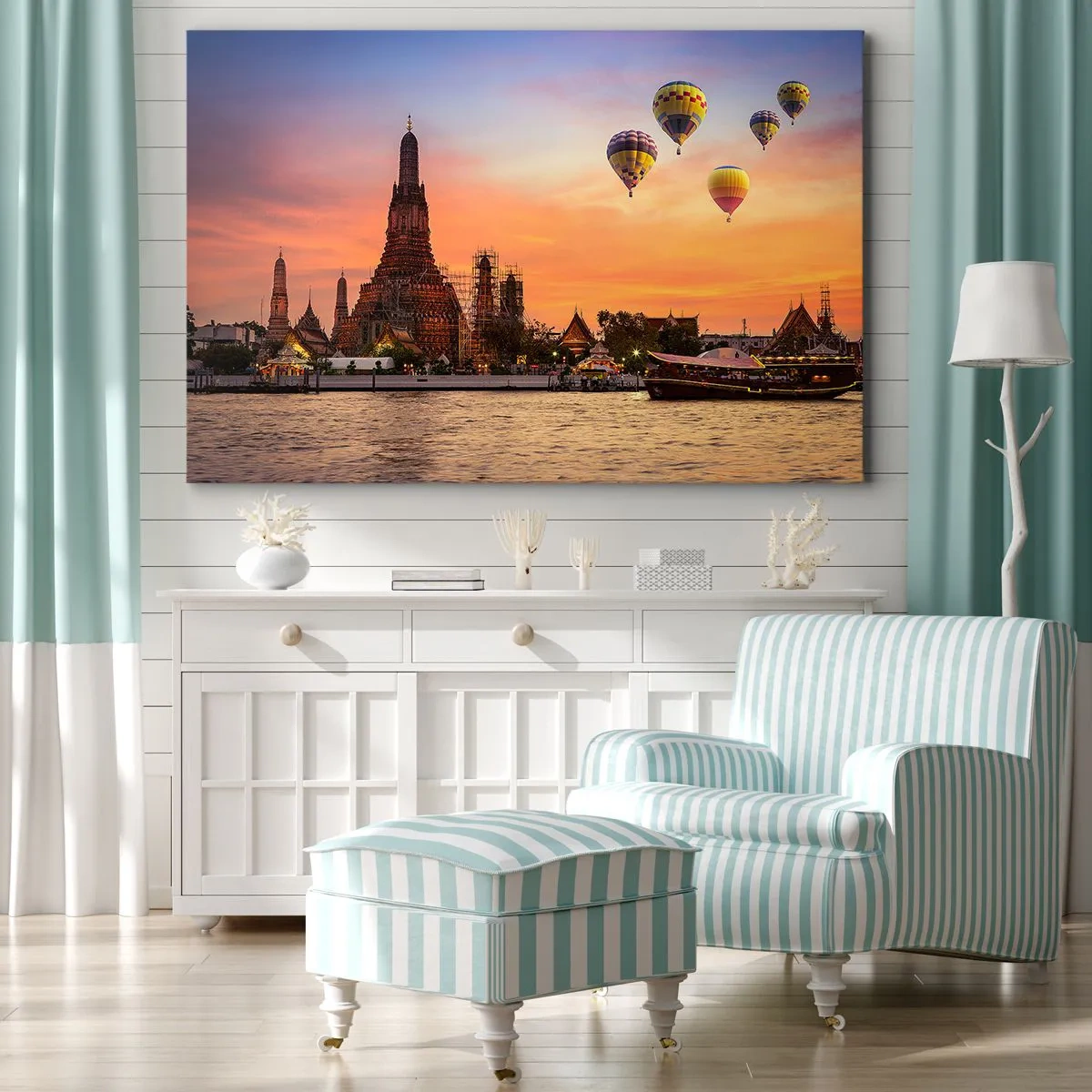 Lærredstryk - Billede på lærred - Et tempel og balloner mod baggrunden af den nedgående sol over floden - 70x50cm - Det er her, eventyrene bliver født - Moderne vægdekoration til stue og soveværelse ARTTOR