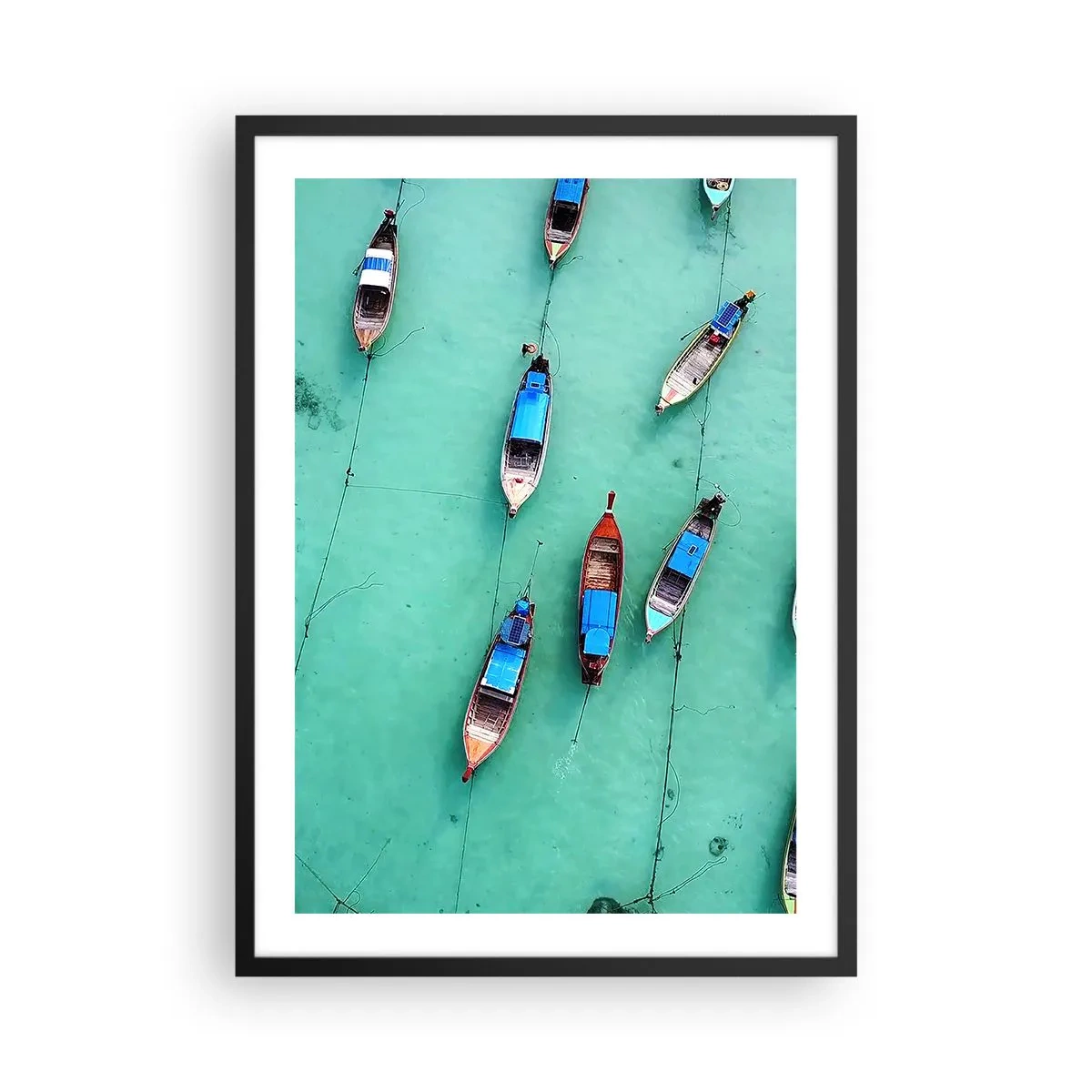 Plakat i sort ramme - Fugleperspektiv af fiskerbåde på turkisblåt vand - 50x70cm - I glædelig forventning - Moderne vægdekoration til stue og soveværelse ARTTOR