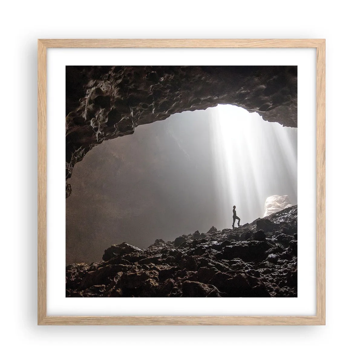 Plakat i ramme af lyst egetræ - Lysende grotte - 50x50 cm