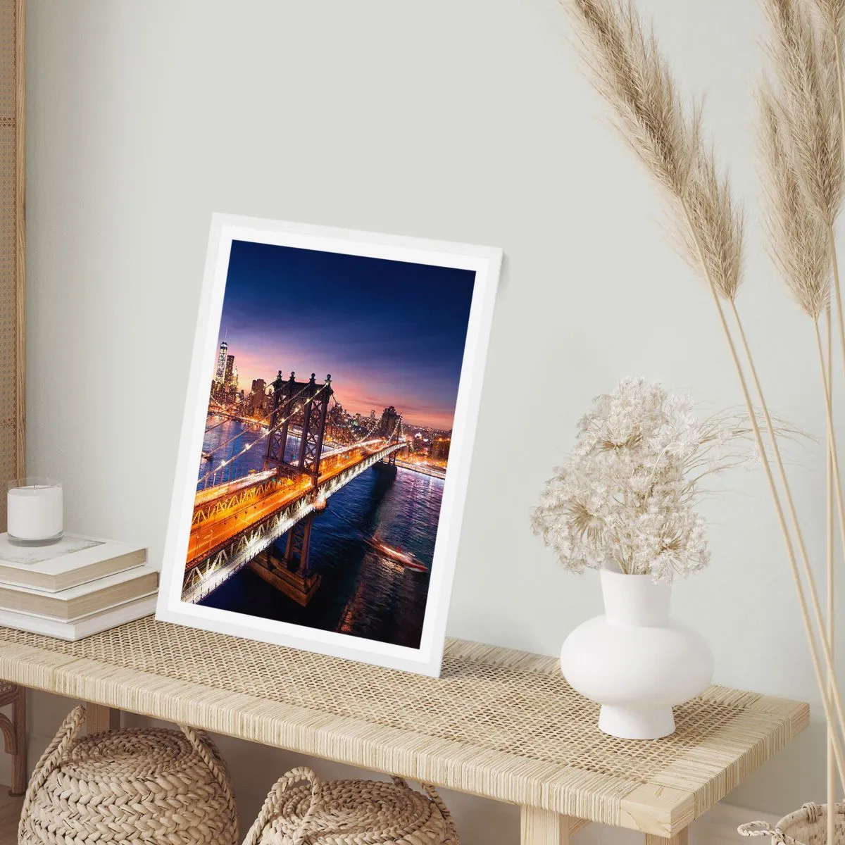 Plakat i hvid ramme - En lysende bro til hjertet af byen - 70x100 cm