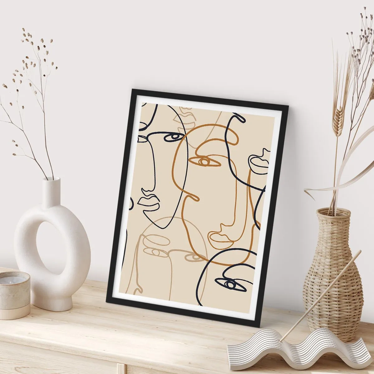 Plakat i sort ramme - Minimalistiske tegninger af ansigter på en beige baggrund - 50x70cm - Portræt ganget med hinanden - Moderne vægdekoration til stue og soveværelse ARTTOR