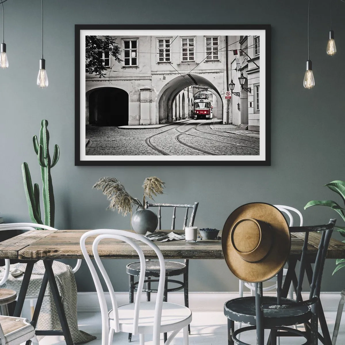 Plakat i sort ramme - Gennem byens labyrint - 70x50 cm