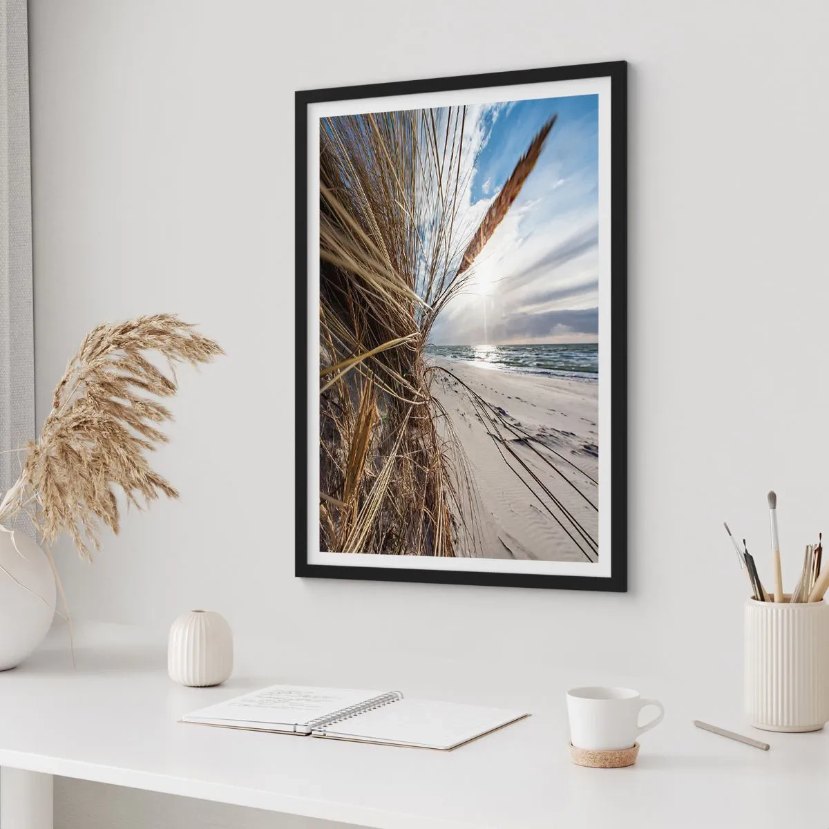 Plakat i sort ramme - Strand med udsigt over havet og græs i solen - 50x70cm - Et møde mellem elementerne - Moderne vægdekoration til stue og soveværelse ARTTOR