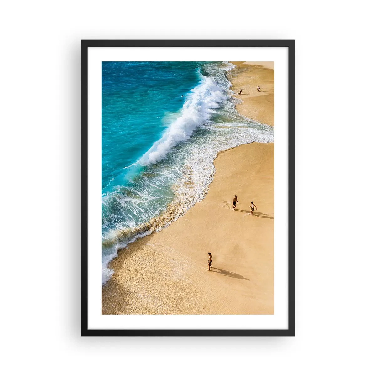 Plakat i sort ramme - En gylden strand med turkise bølger og mennesker, der går rundt - 50x70cm - Og så solen, stranden... - Moderne vægdekoration til stue og soveværelse ARTTOR