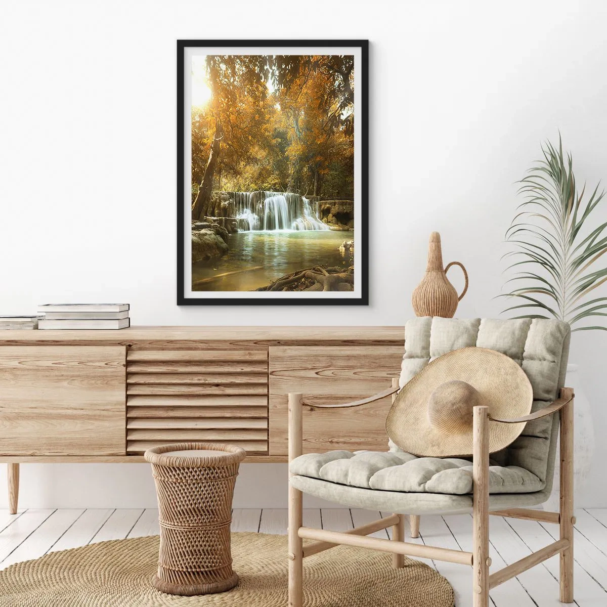Plakat i sort ramme - Efterårsvandfald i sollys - 50x70cm - Kaskade i parken - Moderne vægdekoration til stue og soveværelse ARTTOR