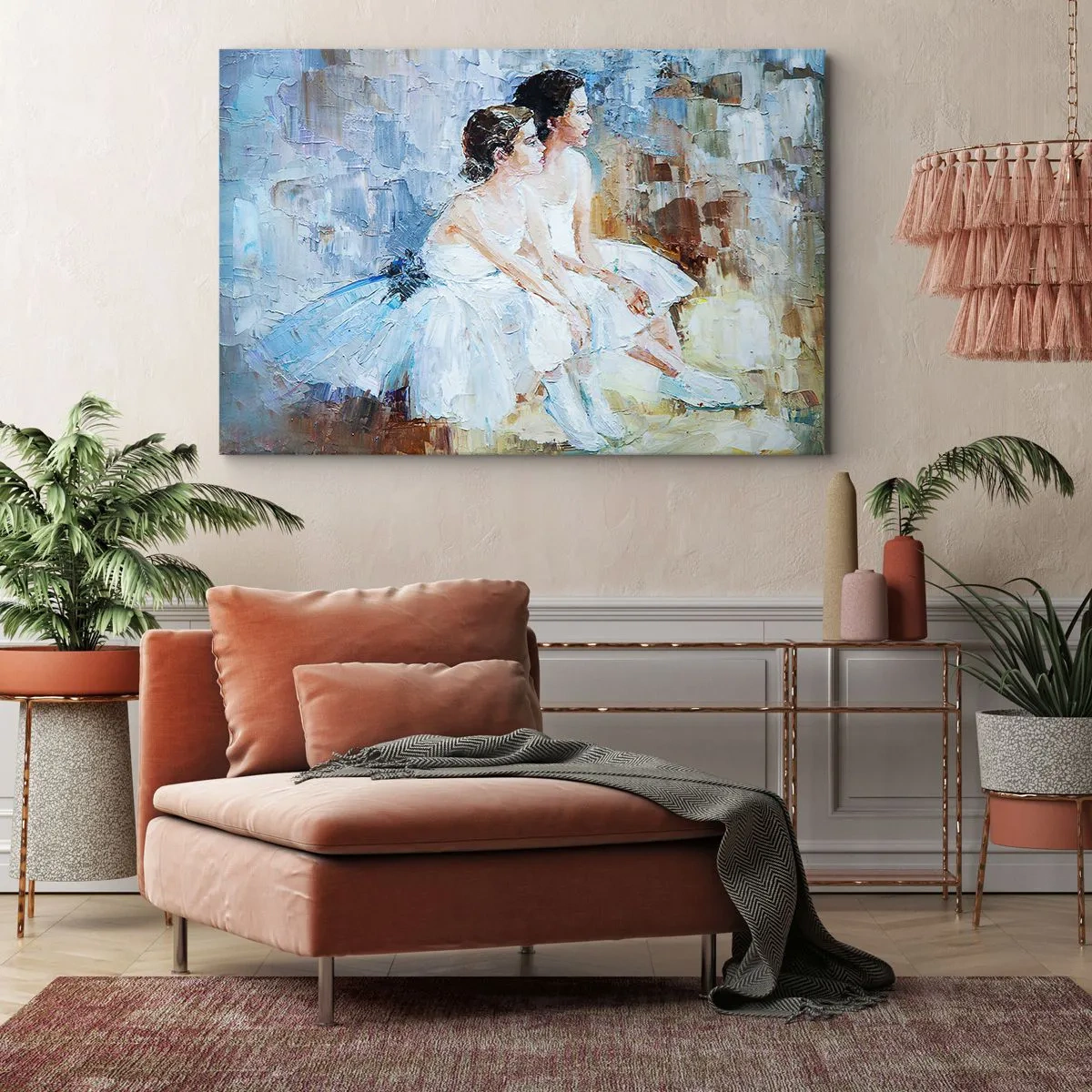 Lærredstryk - Billede på lærred - To ballerinaer i hvidt tøj slapper af mod en pastelfarvet baggrund. - 70x50cm - Hvile for unge svaner - Moderne vægdekoration til stue og soveværelse ARTTOR