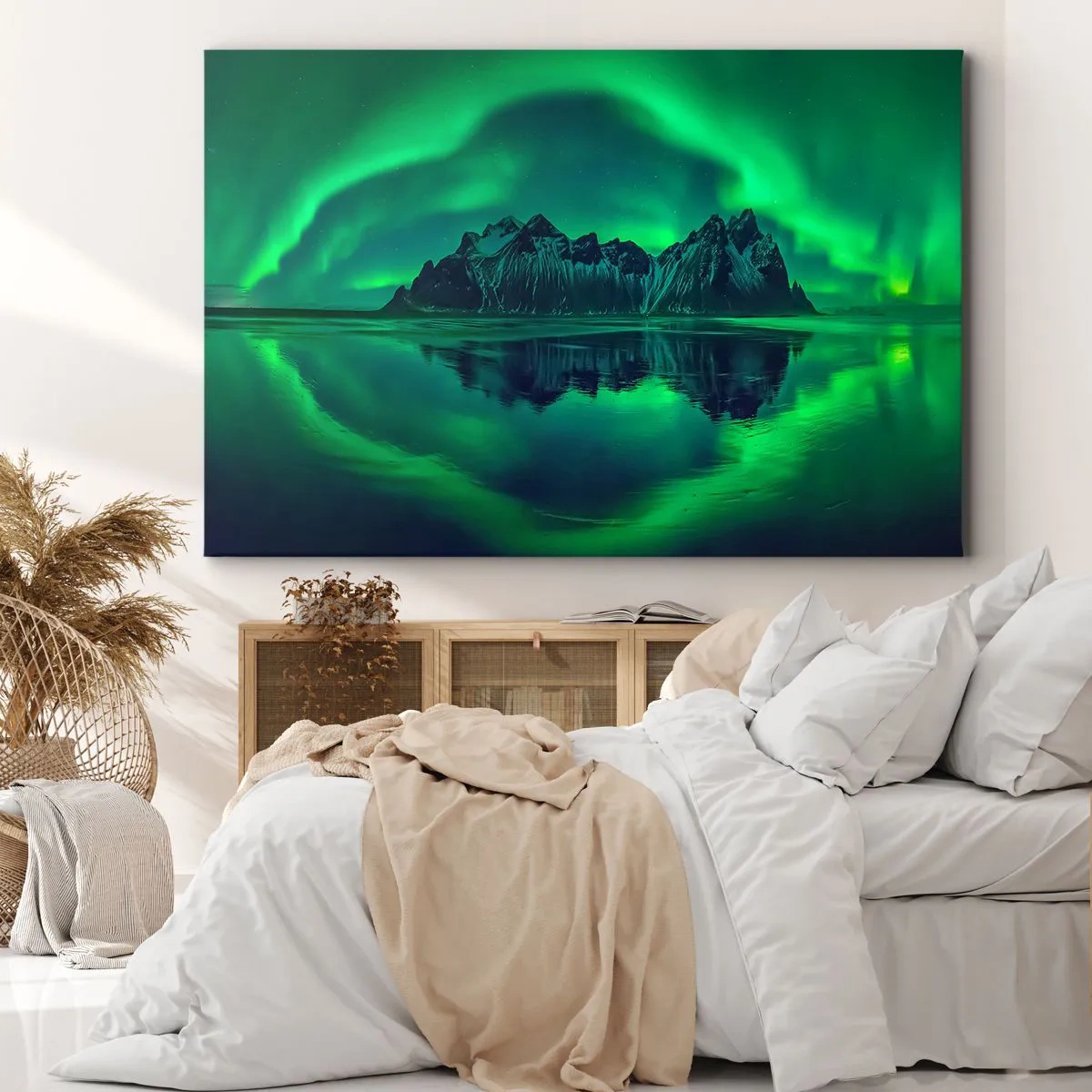 Lærredstryk - Billede på lærred - Bjerge omgivet af nordlys spejlet i vandet - 70x50cm - I auroraens arme - Moderne vægdekoration til stue og soveværelse ARTTOR