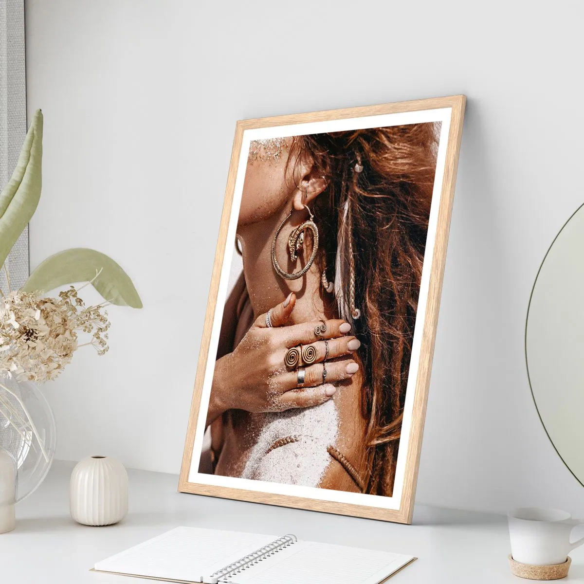 Plakat i ramme af lyst egetræ - Dronning af den vilde strand - 61x91 cm