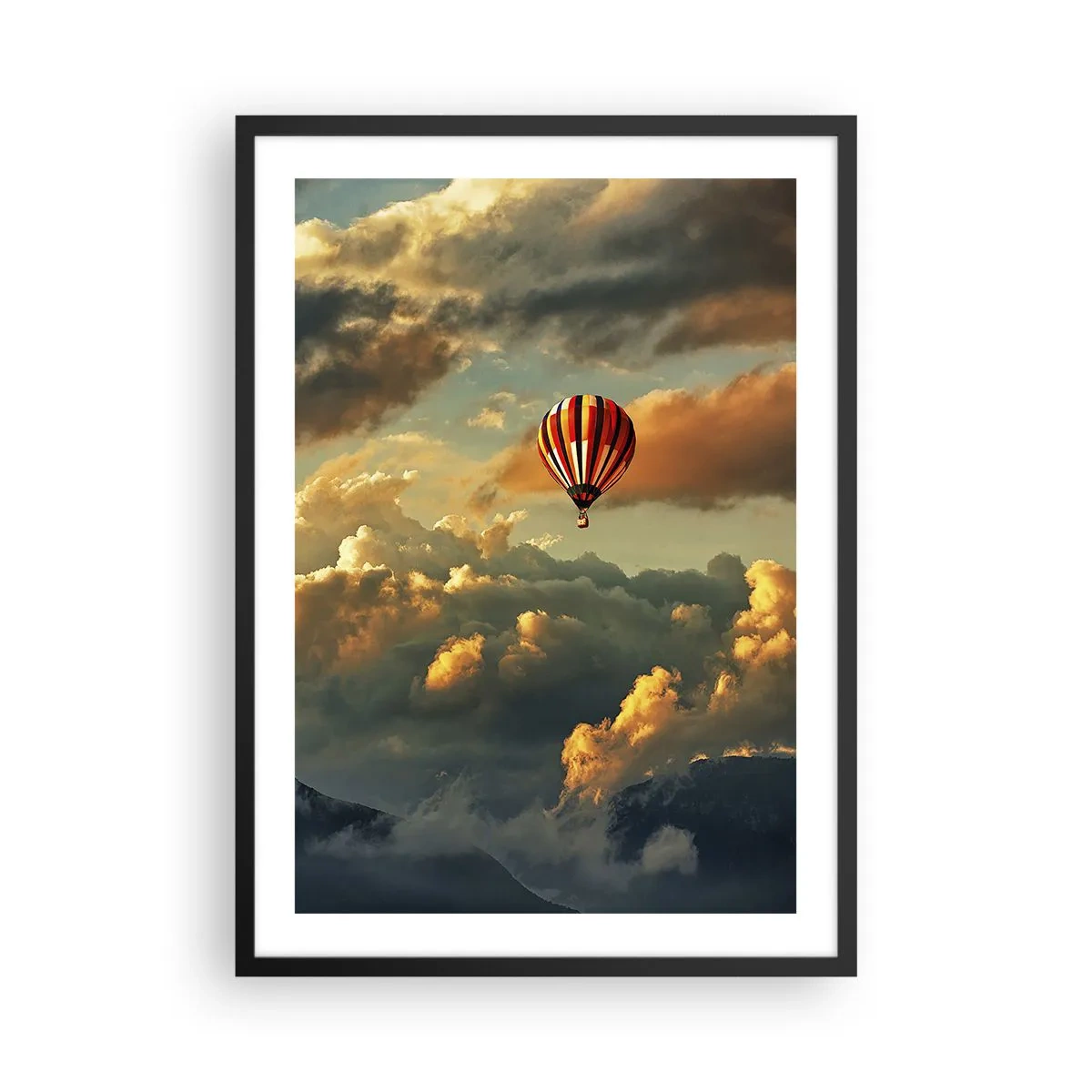 Plakat i sort ramme - En ballon blandt skyerne ved solnedgang - 50x70cm - Jeg går, fordi jeg vil - Moderne vægdekoration til stue og soveværelse ARTTOR