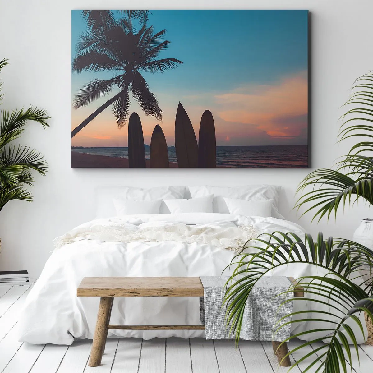 Lærredstryk - Billede på lærred - Surfbrætter mod baggrunden af et palmetræ og en solnedgang - 70x50cm - I morgen bliver også sjovt - Moderne vægdekoration til stue og soveværelse ARTTOR