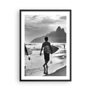 Plakat i sort ramme - En surfer på stranden i et sort-hvidt fotografi - 50x70cm - Samba til én bølge - Moderne vægdekoration til stue og soveværelse ARTTOR