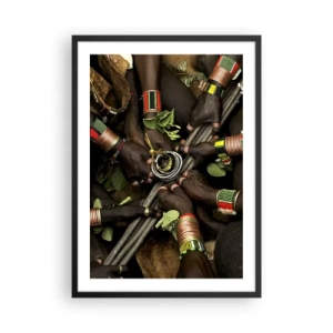 Plakat i sort ramme - Hænder i traditionelle armbånd, i en gestus af fællesskab - 50x70cm - Vi er sammen - Moderne vægdekoration til stue og soveværelse ARTTOR