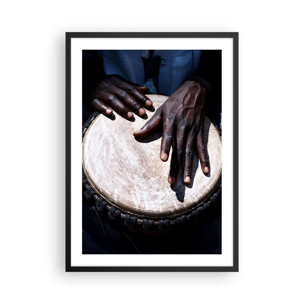 Plakat i sort ramme - Hænder spiller en djembe-tromme i et rytmespil - 50x70cm - Lev i takt med din rytme - Moderne vægdekoration til stue og soveværelse ARTTOR