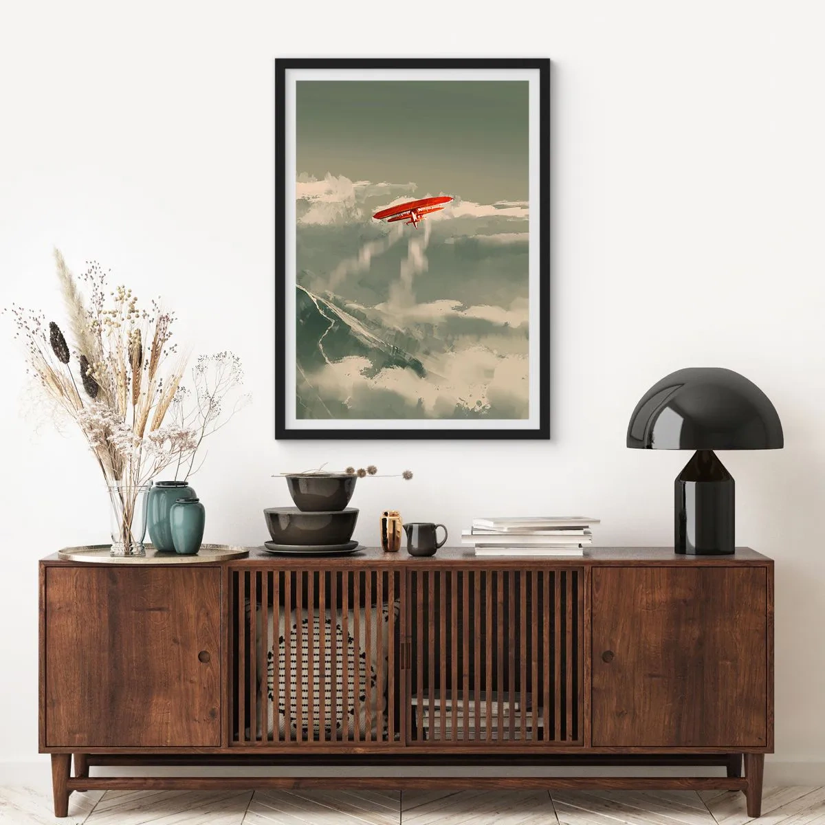 Plakat i sort ramme - En rød biplan på himlen - 50x70cm - Frygtløs pioner - Moderne vægdekoration til stue og soveværelse ARTTOR