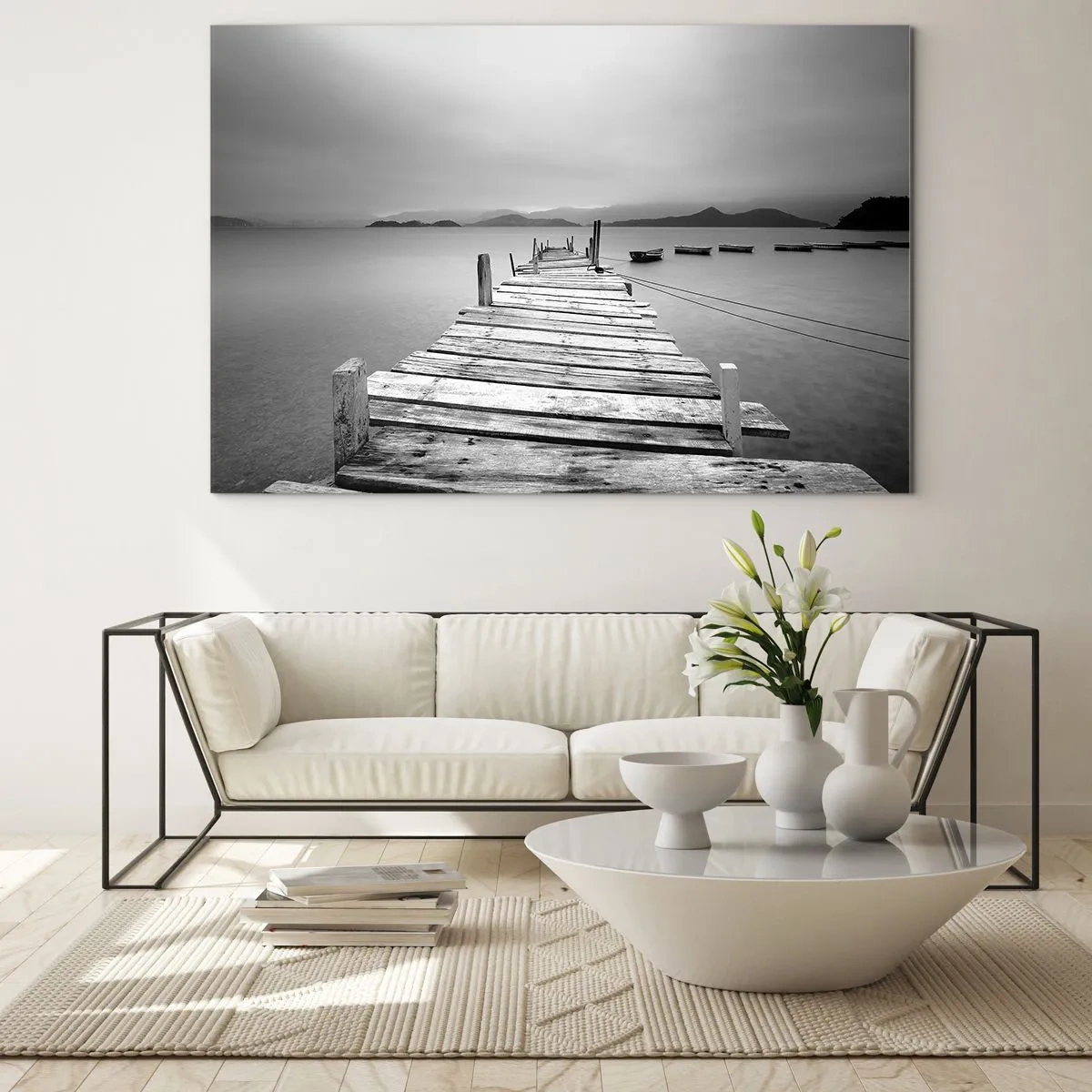 Billede på glas - Træbro over en rolig sø i sort-hvid - 70x50cm - Ud over bjergene, hinsides havene - Moderne vægdekoration til stue og soveværelse ARTTOR