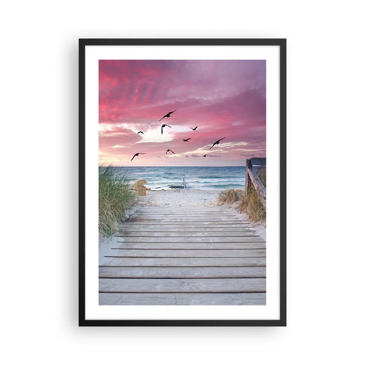 Plakat i sort ramme - Træsti på stranden med udsigt over havet ved solnedgang - 50x70cm - Baltisk indtryk - Moderne vægdekoration til stue og soveværelse ARTTOR