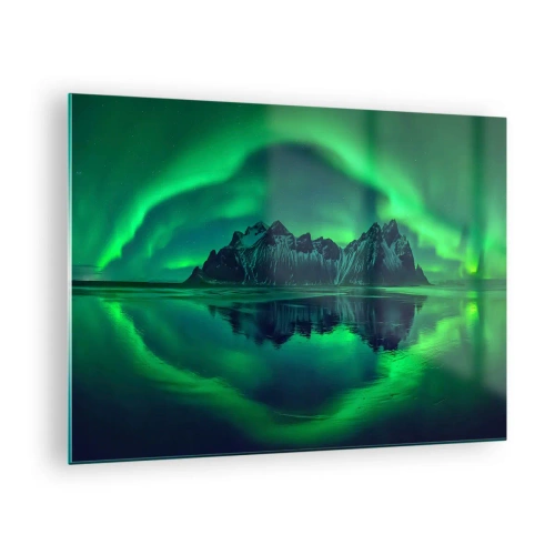 Billede på glas - Nordlys svæver over et bjerglandskab og spejler sig i vandet - 70x50cm - I auroraens arme - Moderne vægdekoration til stue og soveværelse ARTTOR