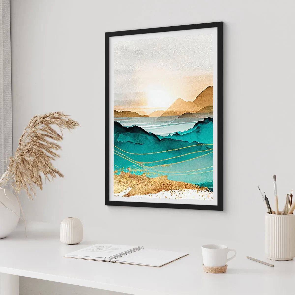 Plakat i sort ramme - Et malerisk bjerglandskab i nuancer af turkis og guld - 50x70cm - På grænsen til abstraktion - landskab - Moderne vægdekoration til stue og soveværelse ARTTOR