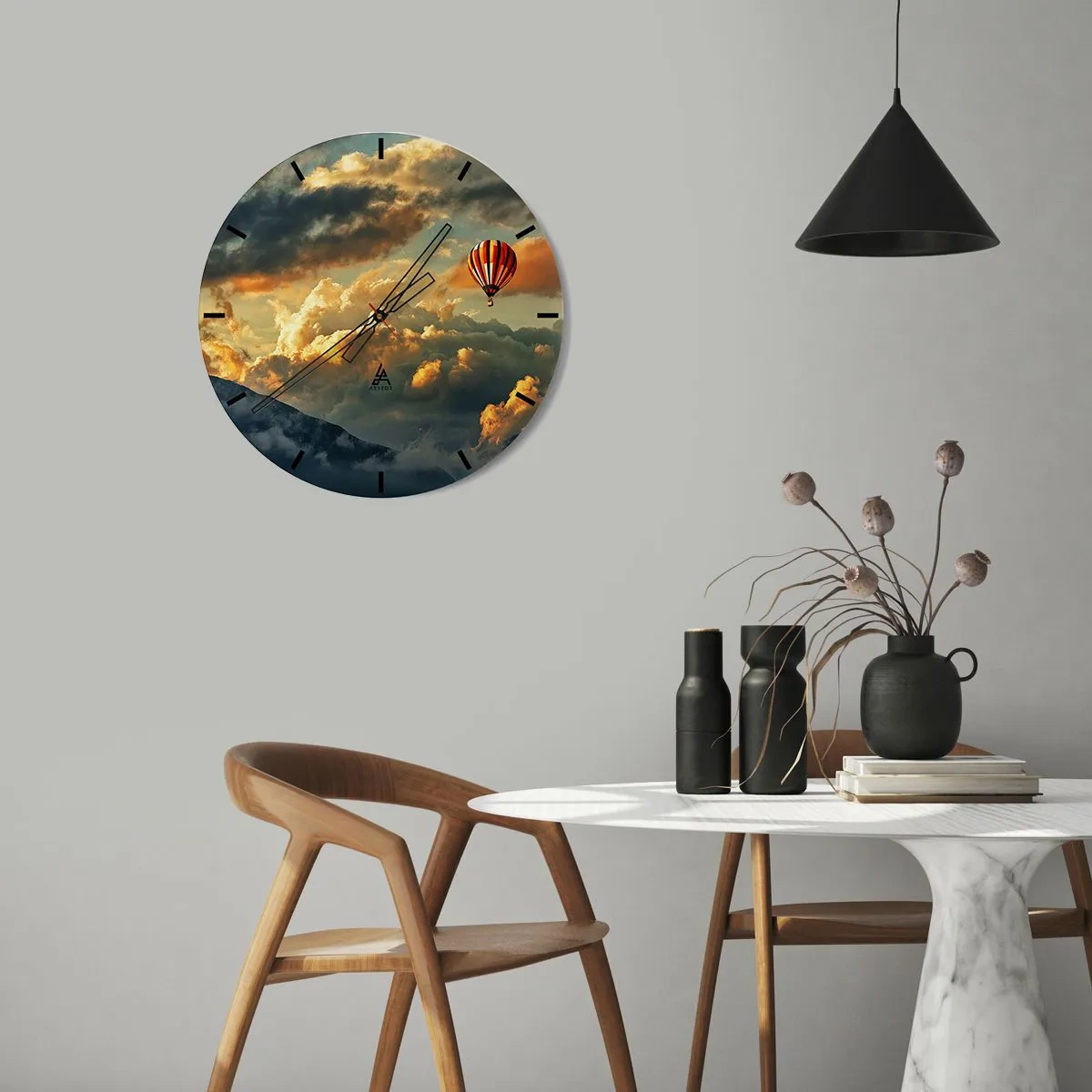 Vægur, Uret - En ballon, der svæver blandt skyerne ved solnedgang - 30x30cm - Jeg går, fordi jeg vil - Moderne vægdekoration til stue, køkken og soveværelse ARTTOR
