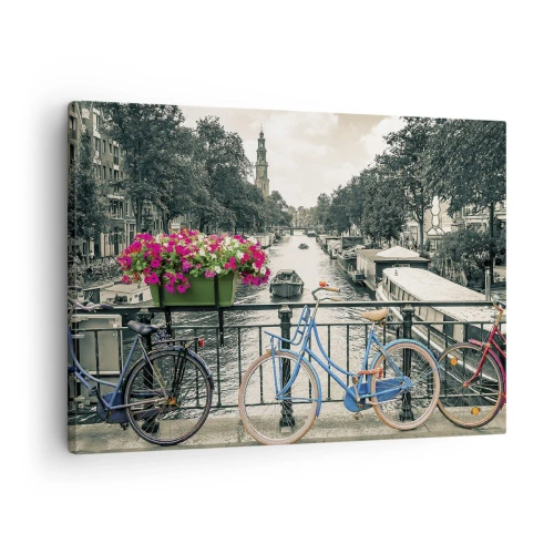 Lærredstryk - Billede på lærred - En bro med cykler og blomster over en kanal i Amsterdam - 70x50cm - Farverne i Amsterdams gader - Moderne vægdekoration til stue og soveværelse ARTTOR