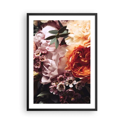 Plakat i sort ramme - Et nærbillede af en buket blomster i nuancer af lyserød, orange og creme. - 50x70cm - Indhyllet i skønhed - Moderne vægdekoration til stue og soveværelse ARTTOR
