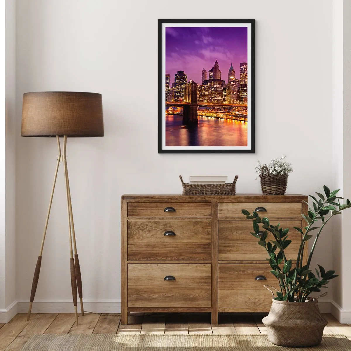 Plakat i sort ramme - Natudsigt over Brooklyn Bridge og Manhattan i byens lys - 50x70cm - Lilla og gylden Manhattan - Moderne vægdekoration til stue og soveværelse ARTTOR
