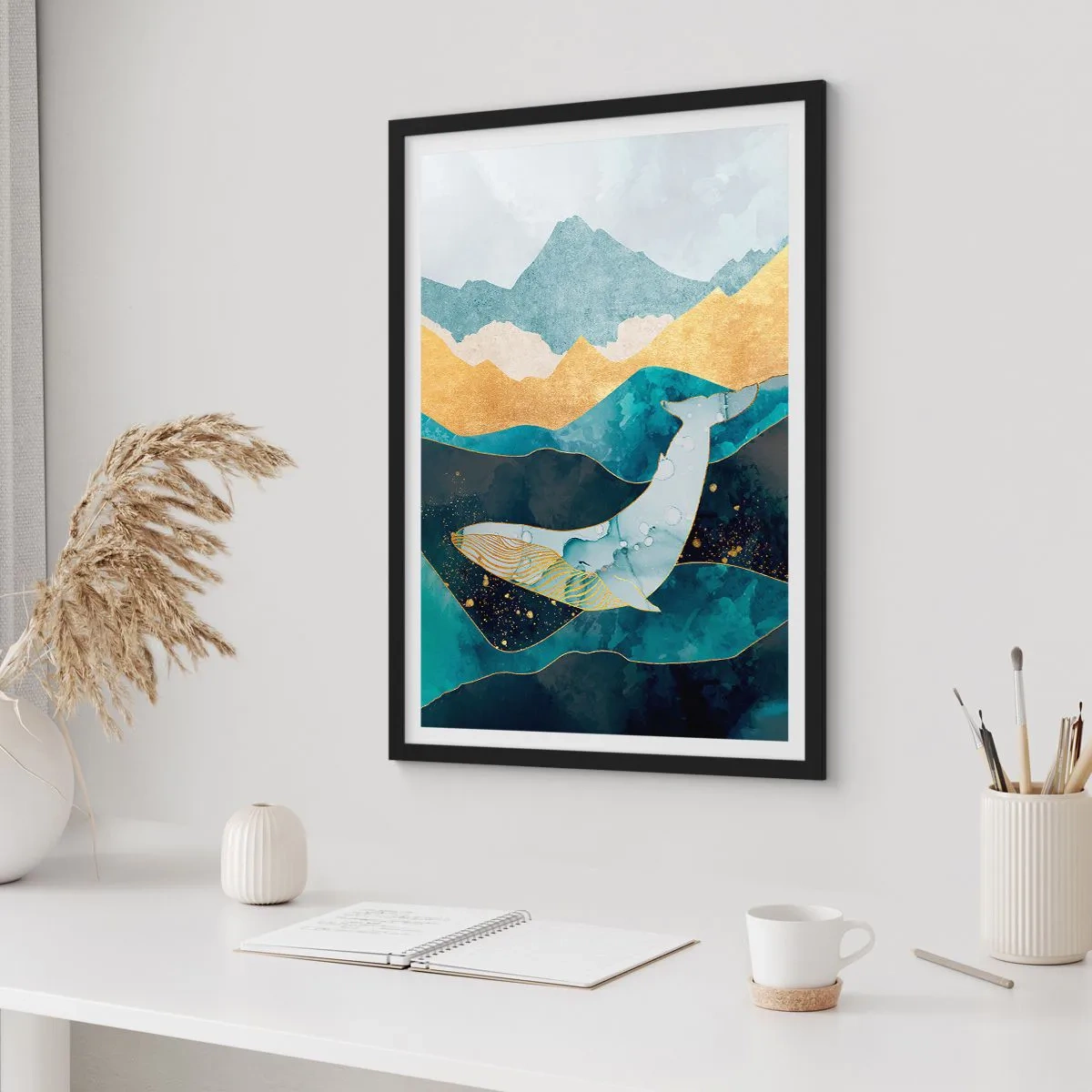 Plakat i sort ramme - En abstrakt hval flyder blandt gyldne bølger. - 50x70cm - Den kølige skønhed i det nordlige område - Moderne vægdekoration til stue og soveværelse ARTTOR