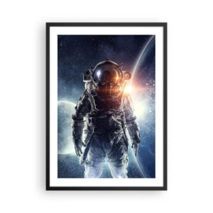 Plakat i sort ramme - Astronaut i rummet med planeter og stjerner i baggrunden - 50x70cm - Et kosmisk eventyr - Moderne vægdekoration til stue og soveværelse ARTTOR