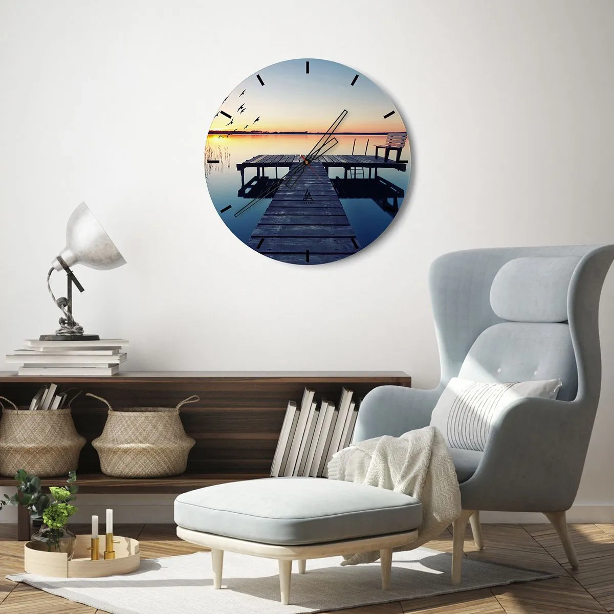 Vægur, Uret - En mole over en rolig sø ved solnedgang - 30x30cm - Det var en god dag - Moderne vægdekoration til stue, køkken og soveværelse ARTTOR
